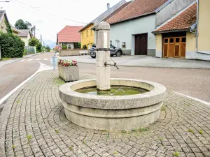 Anteuil - Petite fontaine, devant l'église (© J.E)