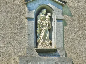 Virgen con el Niño, por encima de la puerta de la capilla de la Ermita (© J.E.)