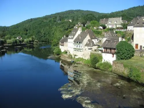 El reflejo en las casas de Dordogne Bastier (Argentat)