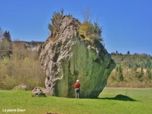 Arinthod - ​​A pedra Enon em Vogna (© J.E)