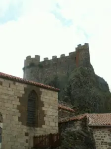 Château dominant le village d'Arlempdes