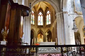 The interior of the Saint-Trophime cathedral