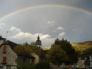 Rainbow Himmel über dem Dorf
