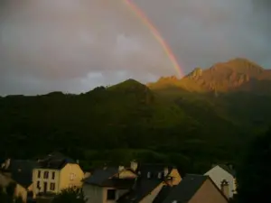 Pic du Midi Arrens unter einem Regenbogen Himmel