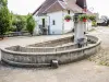 Fontaine-lavoir, semicircolare, rue des chalets (© J.E)