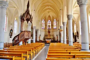 Das Innere der Kirche Sainte-Berthe