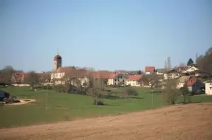 Blick auf das Dorf bei der Ankunft von Champagney