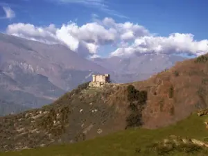 Aujac Castle and its fortified village