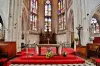 O interior da igreja de Saint-Pierre-et-Saint-Paul