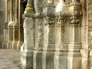 colonne tortili: Dettagli del collegiata di Saint-Lazare