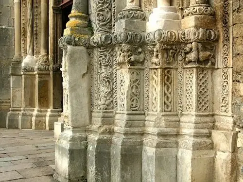 Columns twisted: Details of the Saint-Lazare collegiate