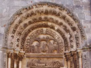Detail der Stiftskirche Saint-Lazare