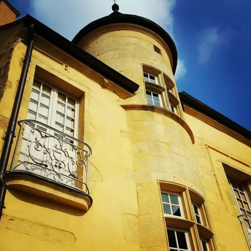 Haus von Sires de Domecy - Monument in Avallon