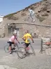 Cyclotouristes en haut du Tourmalet