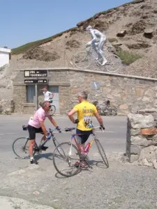 Cyclotouristes en haut du Tourmalet