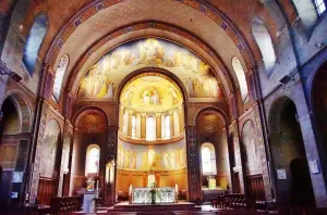 Het interieur van de kerk Notre-Dame