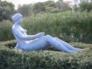 Junge Mädchen liegen (Bronze von Maillol)