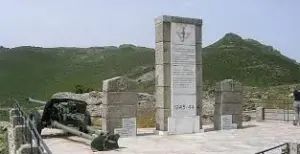 Monument situé au col rendant hommage au sacrifice des goumiers marocains dans cette bataille et dans la Libération de la Corse