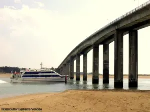 Lancha para a ilha de Yeu sob a ponte de Noirmoutier