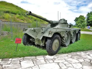 Mount Bart Fort - Gepanzertes Aufklärungsfahrzeug vor dem Forteingang (© J.E)