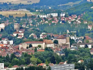 Stadtzentrum und Schloss von Montbéliard, gesehen von der Festung des Berges Bart (© J.E)