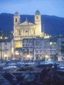 Le vieux port et l'église Saint-Jean-Baptiste la nuit