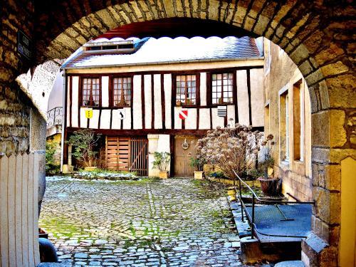 Baume-les-Dames - Cour intérieure comtoise, Belzacq (© Jean Espirat)