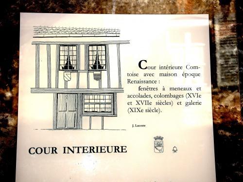 Baume-les-Dames - Informations sur la cour Belzacq (© Jean Espirat)