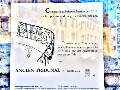 Baume-les-Dames - Informations sur l'ancien tribunal (© Jean Espirat)