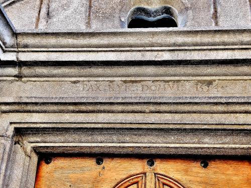 Baume-les-Dames - Linteau très ancien (© Jean Espirat)