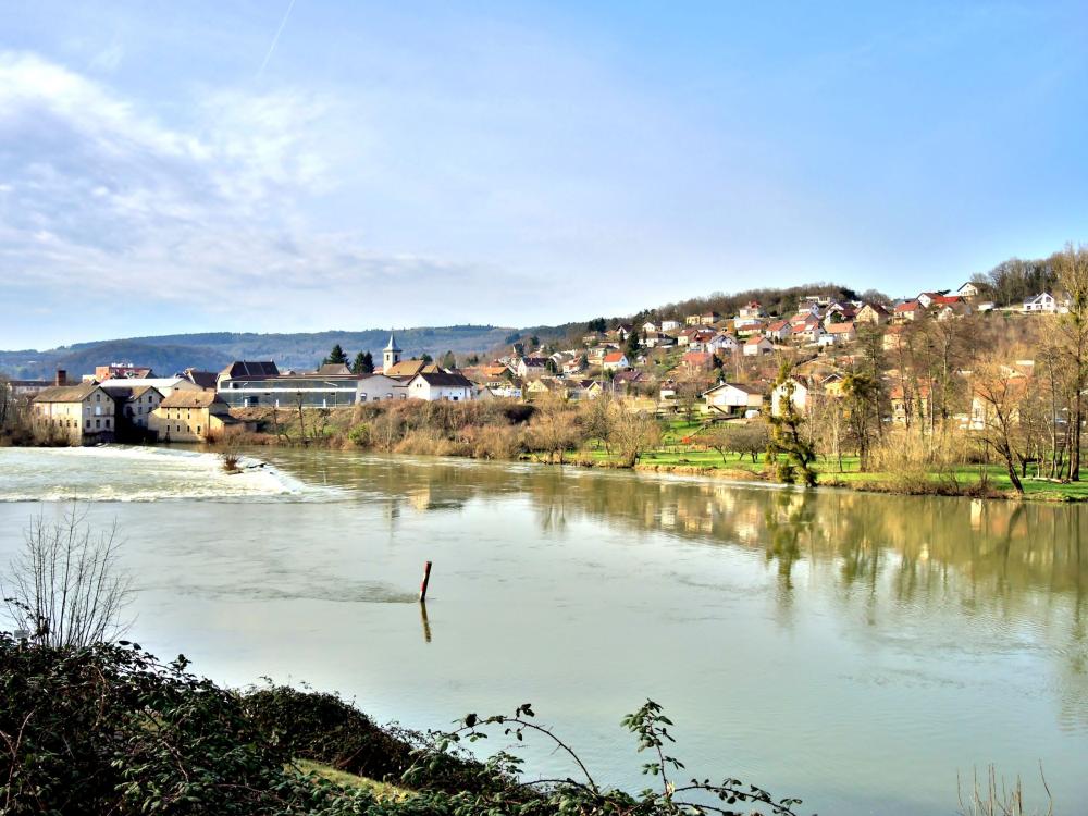 Baume-les-Dames - De l'autre côté du Doubs, le quartier Cour de Baume-les-Dames (© J.E)