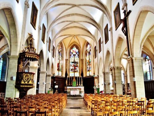 Baume-les-Dames - Nef de l'église Saint-Martin (© Jean Espirat)