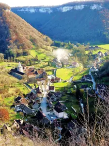 Baume-les-Messieurs, weergave van Granges-sur-Baume (© Jean Espirat)