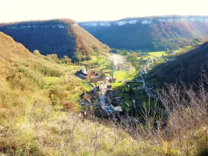 Cirque de Baume-les-Messieurs, gezien vanuit Granges-sur-Baume (© Jean Espirat)