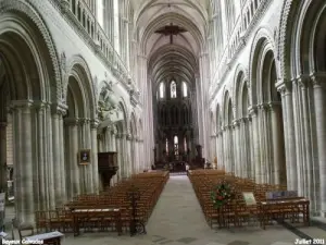 Cathédrale, sa nef, son choeur et ses collatéraux