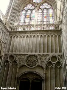 Cathédrale, vitraux du transept sud sur une dentelle de pierres
