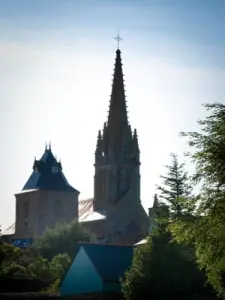 Bazouges-la-Pérouse en de kerk (© Stenphoto)