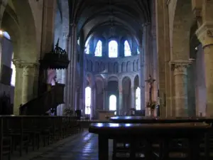 La iglesia abacial de la Virgen (siglo XII).