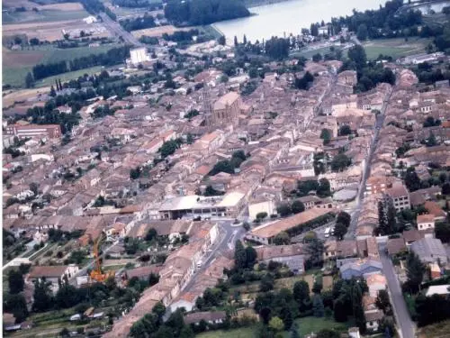 Beaumont-de-Lomagne の城壁の町の空撮