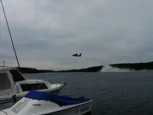 O show dos canadairs em treinamento no lago