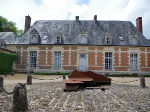 Sérigny - Castle courtyard