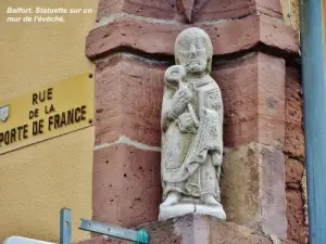 Estatueta em uma parede do palácio do bispo (© Jean Espirat)