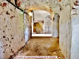Couloir et escaliers du casernement Ouest (© J.E)