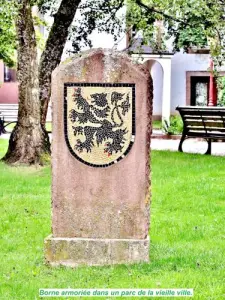Borne emblazoned in a park of old town (© JE)