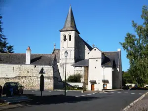 Saint-Cyr-en-Bourg - Vista trasera de la iglesia