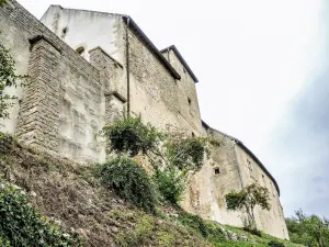Südmauer des Schlosses (© JE)