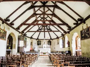 Nave of the church of Belvoir (© JE)