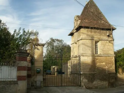 Bernières-sur-Mer - Monuments - Tour Est du Fief de Semilly