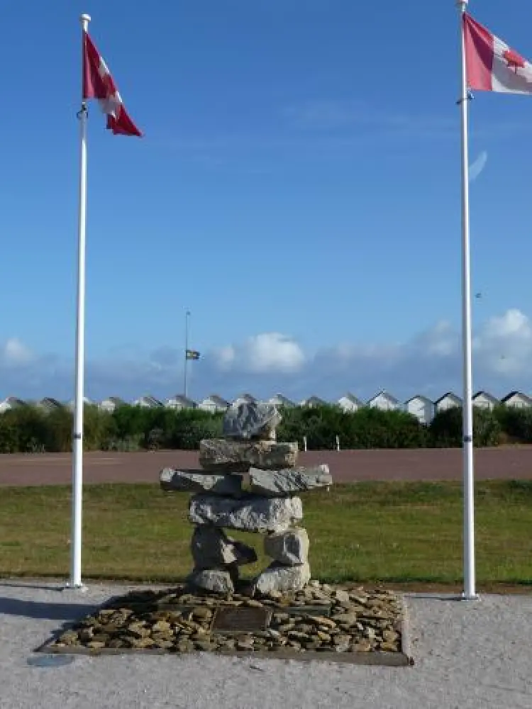 Bernières-sur-Mer - Monuments - Inukshuk Canadien