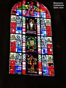 Stained glass window of the cathedral (© Jean Espirat)